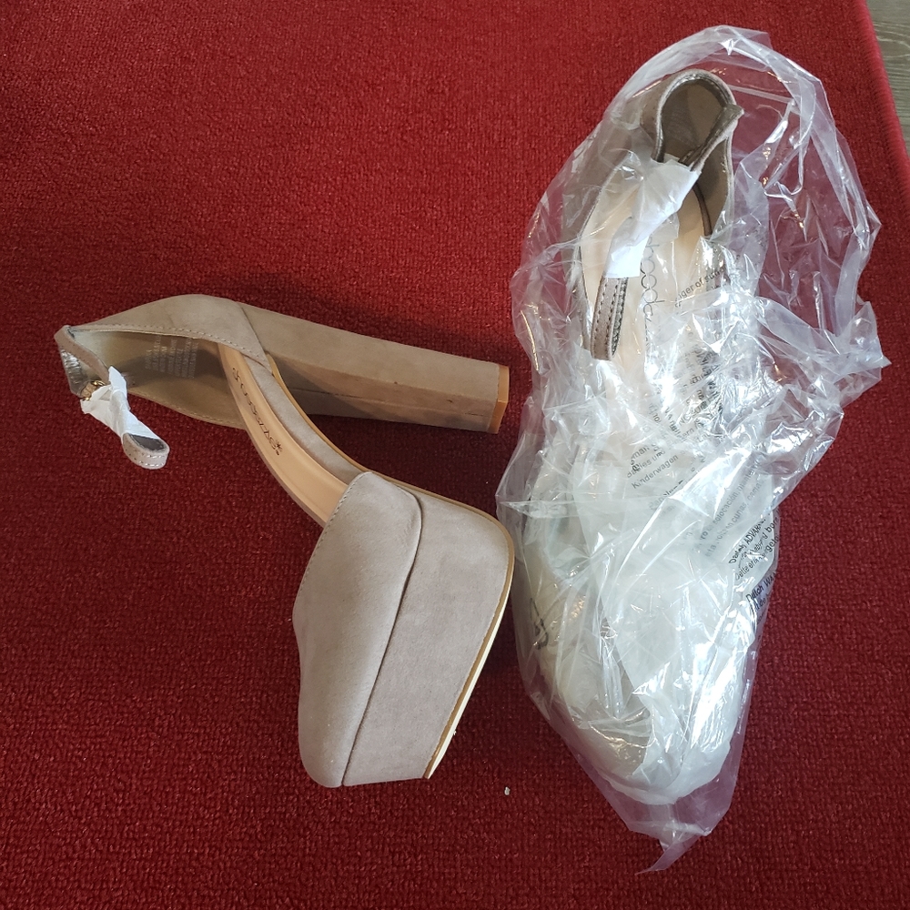 Brand new beige heels never worn 8.5